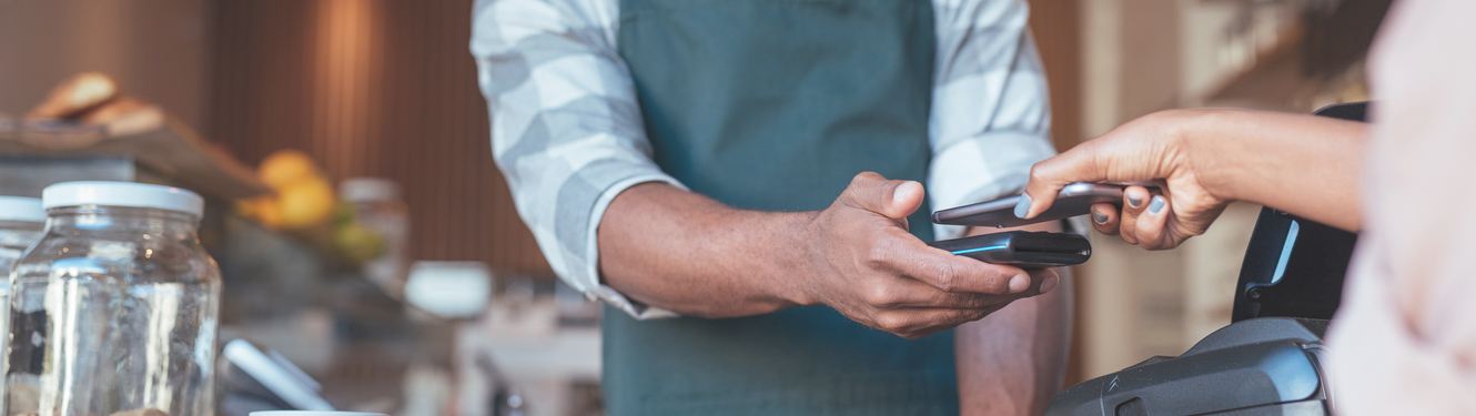 two people using samsung pay