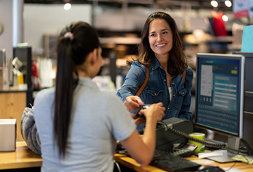 Lady in a store making a purchase with a credit card